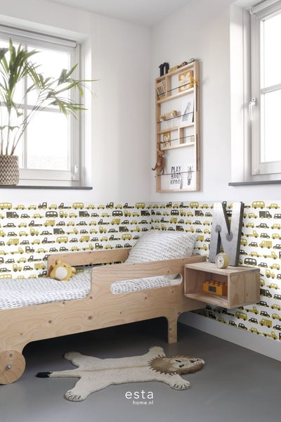 Kinderzimmer mit Holzbett, Wandregal und Auto-Tapete