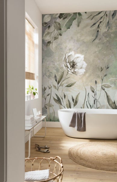 Badezimmer mit Badewanne und Blumentapete