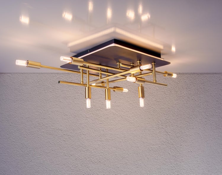 Deckenleuchte mit Messingstangen und mehreren Leuchtmitteln