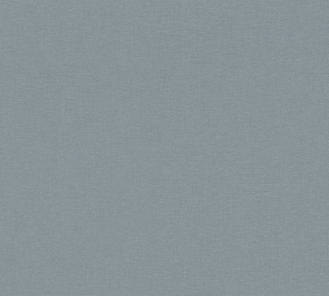 Wohnzimmer mit Sofa, Couchtisch, Stehlampe und Teppich