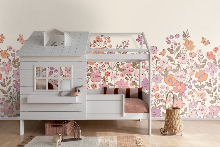 Kinderzimmer mit Hausbett, Bettwäsche, Wandtapete mit Blumenmuster und Spielzeug