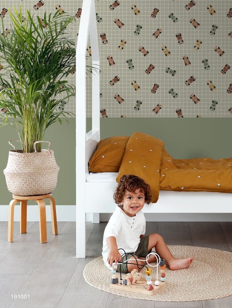 Kinderzimmer mit weißem Bett, Kinderspielzeug und gemusterter Tapete