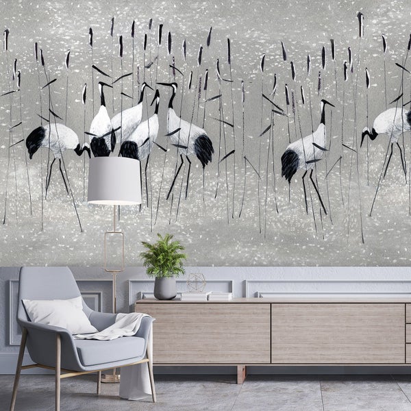 Helles Wohnzimmer mit Tapete mit Kranichmuster, Sessel und Kommode