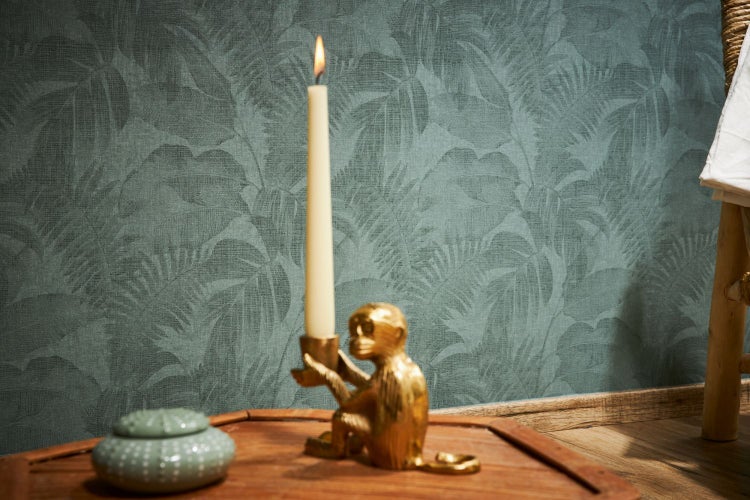 Detail einer Gartenschaukel mit gestreiftem Bezug und Holzelementen.