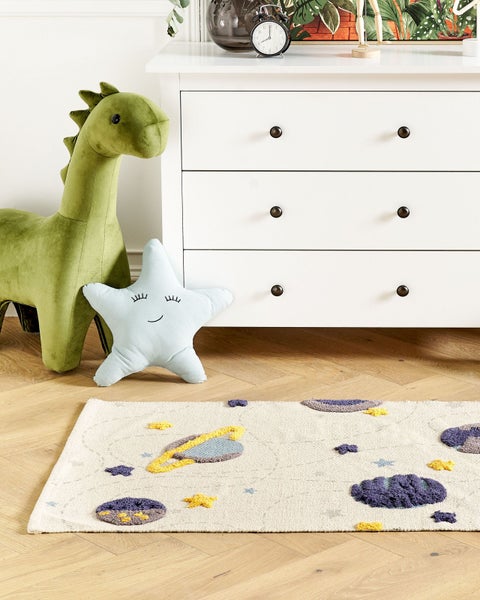 Klettergerüst aus Holz für Kinder mit blauer Rutsche, einer Schaukel und einer Leiter.