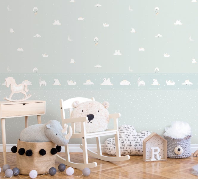 Kinderzimmer mit Holzmöbeln, Spielzeug und dekorativer Wandgestaltung mit Tiermotiven.