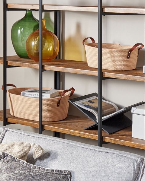 Regal mit Dekorationsobjekten wie Vasen und Körben.