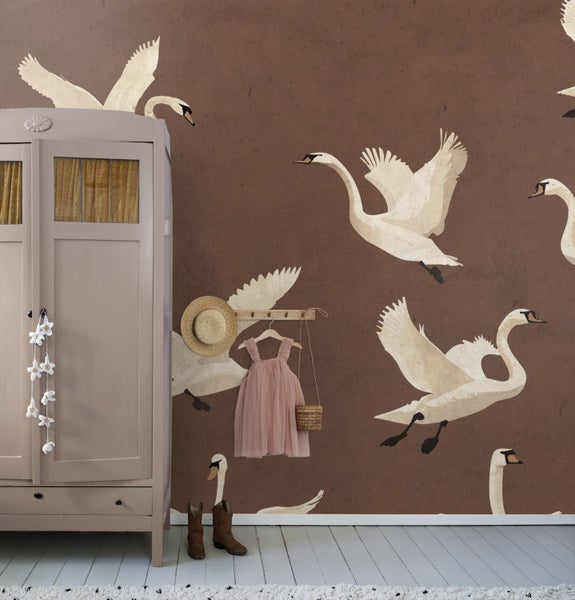 Kinderzimmer mit Schrank und Tapete mit Schwanenmotiven