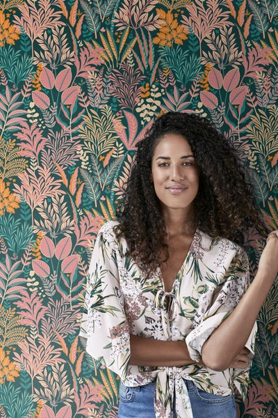 Esszimmer mit Mustertapete, Esstisch und Stühlen