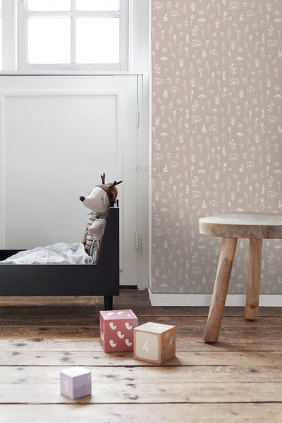 Kinderzimmer mit Bett, Hocker, Spielzeugwürfeln und Tapete mit floralem Muster.