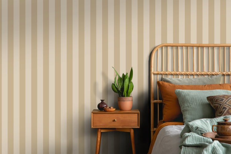 Schlafzimmer mit Rattanbett, Nachttisch und gestreifter Tapete für eine gemütliche Atmosphäre.