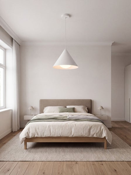 Modernes Schlafzimmer mit Holzbett, gepolstertem Kopfteil, Pendelleuchte und Nachttischen in minimalistischem, hellem Design.