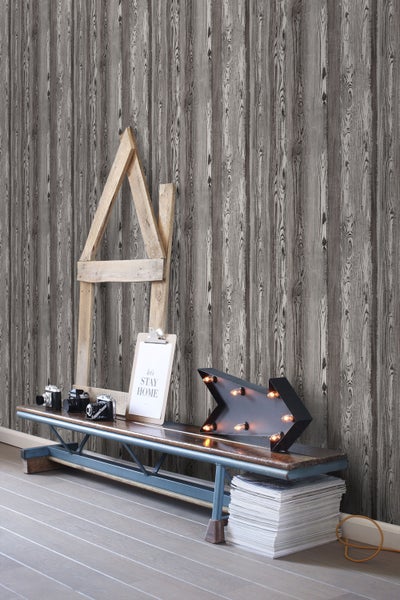Szene mit Holzstrukturtapete und dekorativen Elementen auf einer Bank
