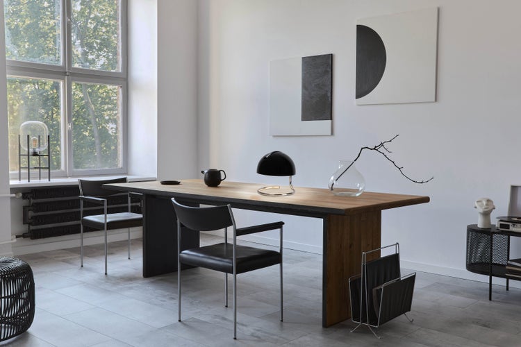 Esszimmer mit Esstisch aus Holz, Stühlen und dekorativen Elementen