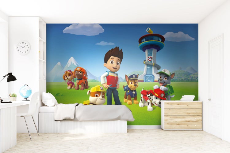 Zimmer mit Paw Patrol Fototapete, die eine fröhliche und kinderfreundliche Atmosphäre schafft.