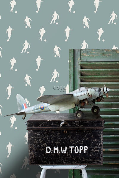 Tapete mit Fußballmuster, Dekoration mit Flugzeugmodell und Koffer