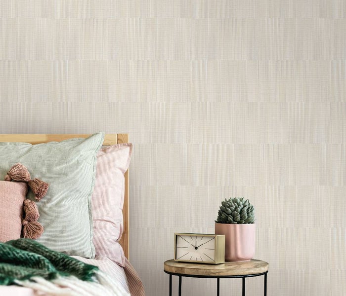 Raumansicht mit gemusterter Tapete in natürlicher Optik an der Wand