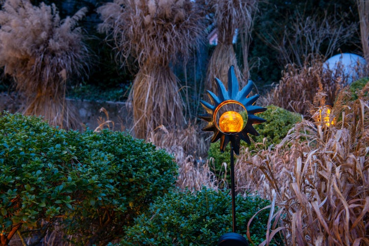 Gartenansicht mit solarbetriebener Sonnenleuchte