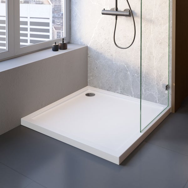 Badezimmer mit Dusche und Duschwanne