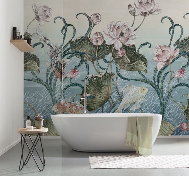 Badezimmer mit freistehender Badewanne und Wandtapete mit Lotusblumen und Fischen