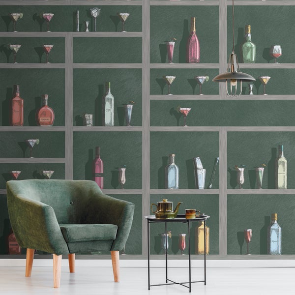 Dekoratives Wohnzimmer mit einem grünen Sessel und einer Wandtapete mit Bar-Motiv