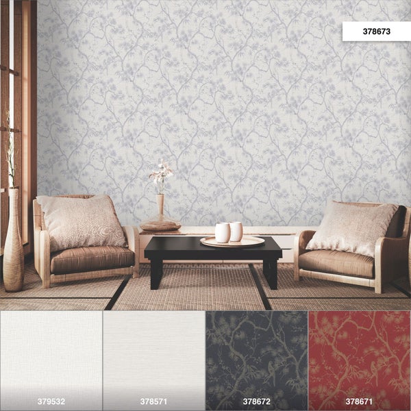 Wohnzimmer mit gemusterter Tapete, zwei Sesseln und einem Tisch