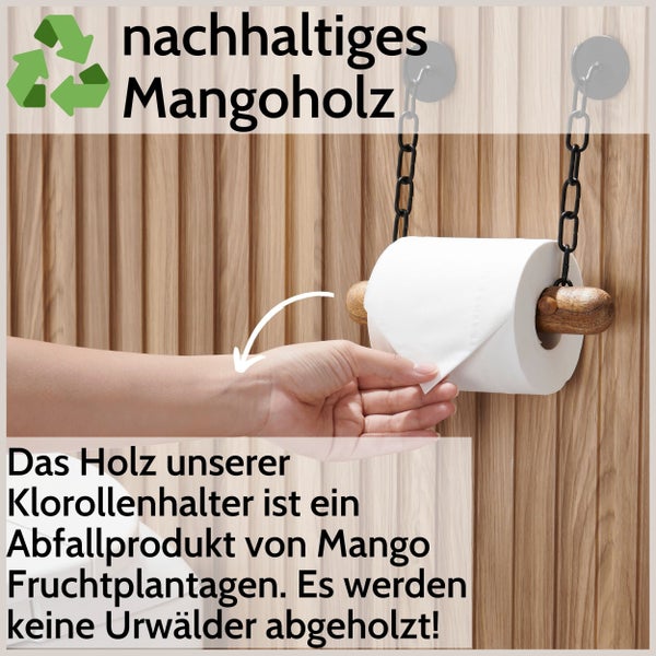 Toilettenpapierhalter aus nachhaltigem Mangoholz und schwarzen Metallketten an einer Holzwand montiert.
