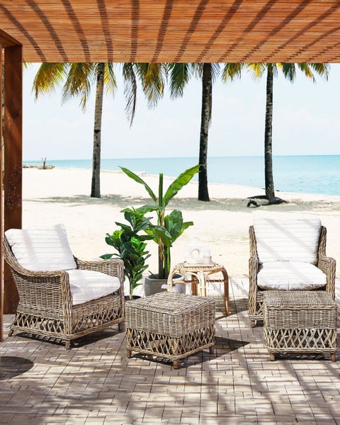 Zwei Rattansessel mit zwei Hockern für den Außenbereich