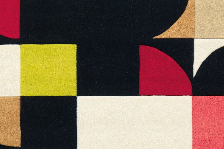 Teppich mit abstraktem geometrischem Muster in Rot, Gelb, Beige, Weiß und Schwarz.