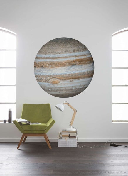 Dekoratives Wandbild mit dem Planeten Jupiter in einem Wohnraum
