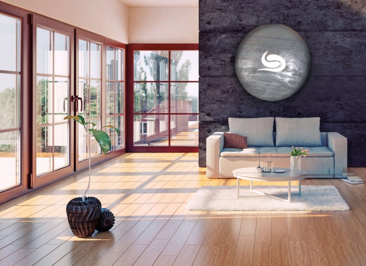 Heller Wohnraum mit Fensterfront, Sofa und Dekoration