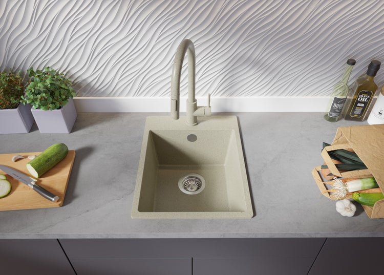 Küchenszene mit Spüle, Armatur und Lebensmitteln auf der Arbeitsfläche.