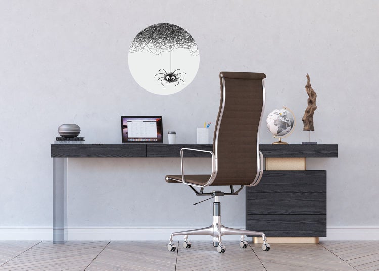 Büro mit Schreibtisch, Bürostuhl und Wandtattoo