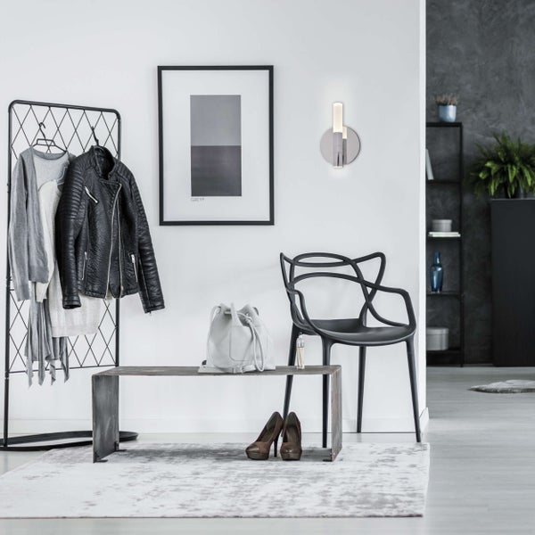 Helle, moderne Flureinrichtung mit Kleiderständer, Bank, Stuhl und Wandleuchte