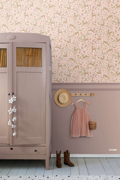 Kindertapete mit Waldmotiven und Rehen kombiniert mit einem Holzschrank und Wandgarderobe in einem Kinderzimmer.