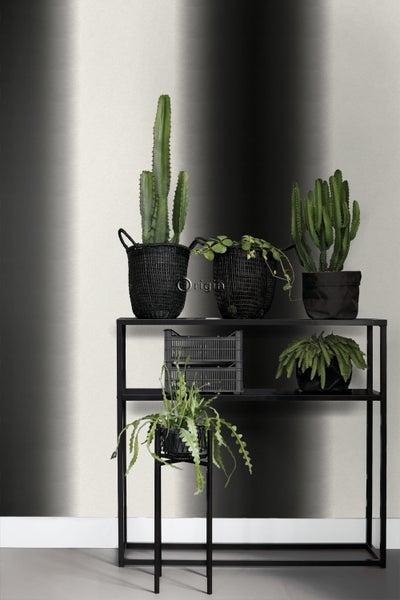 Schwarzes Regal mit verschiedenen Zimmerpflanzen in Töpfen und Körben.