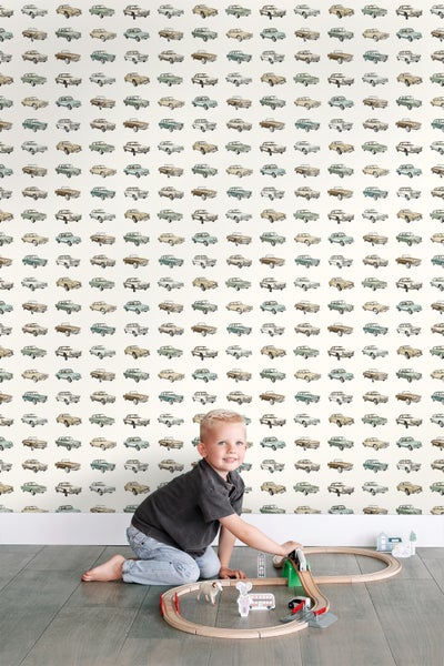 Zimmer mit Auto Tapete und spielendem Kind auf dem Boden