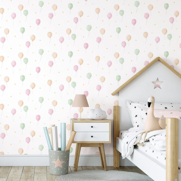 Kindertapete mit pastellfarbenen Luftballons und Sternen, hölzernes Hausbett mit Flamingo-Plüschtier und weißer Nachttisch.
