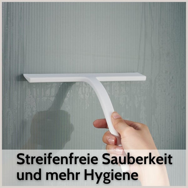 Weißer Duschabzieher auf nasser Glasfläche für streifenfreie Sauberkeit und mehr Hygiene.