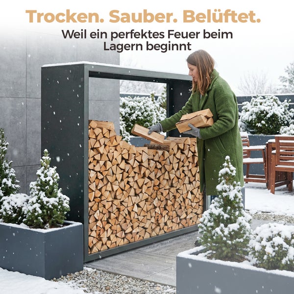 Brennholzregal im Wintergarten mit Holz gefüllt