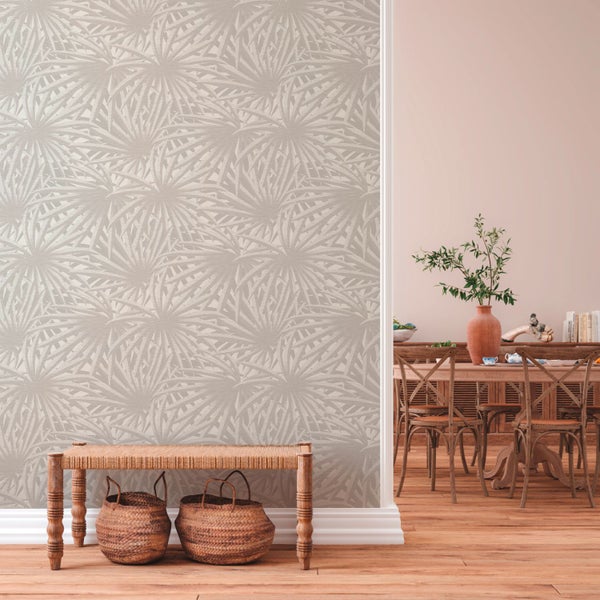 Szene mit gemusterter Tapete, Tisch und Dekoration