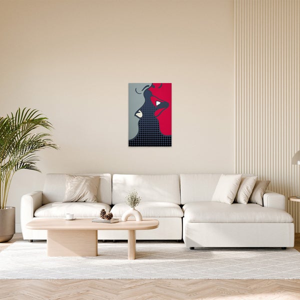 Abstraktes Wandbild mit stilisiertem Kussmotiv im Wohnzimmer