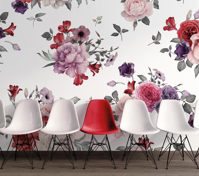 Wandbild mit großflächigen Blumenmotiven in Aquarelloptik, davor eine Reihe moderner Schalenstühle auf Holzboden.