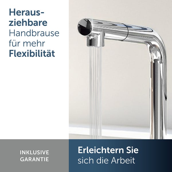 Eine moderne Küchenarmatur aus glänzendem Metall ist an einer Spüle vor einem sonnigen Fenster mit Blick ins Grüne installiert.