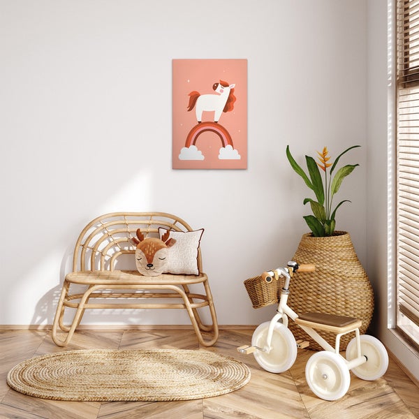 Kinderzimmerdekoration mit Einhorn-Wandbild, Rattanbank, Zierkissen, Spielzeugdreirad und Zimmerpflanze in Flechtkorb