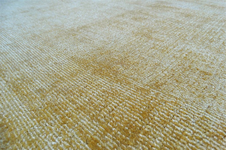 Nahaufnahme eines beigen Teppichbodens mit Schlingenstruktur.