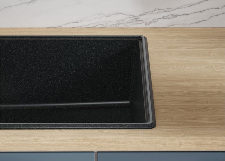 Schwarzes Spülbecken in einer Holzarbeitsplatte