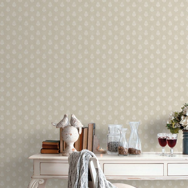 Wandgestaltung mit gemusterter Tapete, Tisch mit Dekorationen wie Bücher, Gläser und Blumen