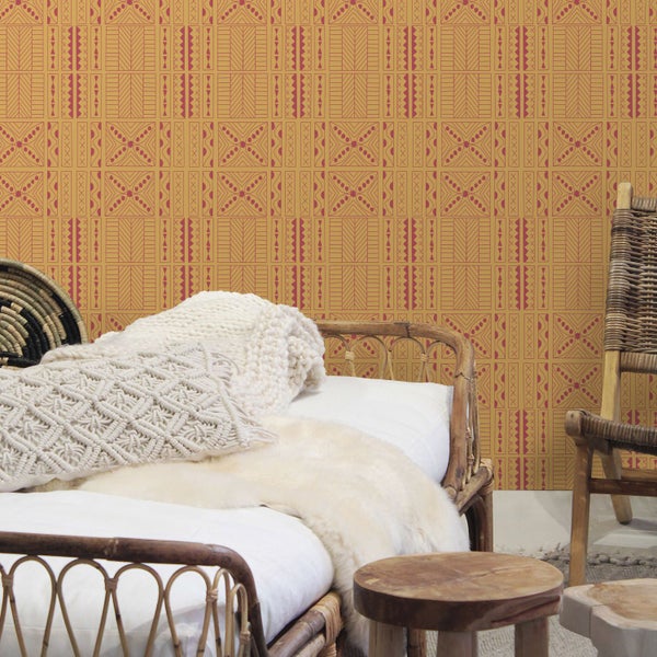 Dekoratives Zimmer mit gemusterten Tapeten, Bett und Holzmöbeln