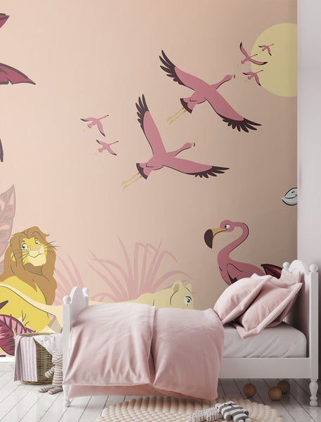 Kinderzimmer mit Wandbild von Löwen und Flamingos über einem Bett